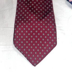Elegant Burgundy Patterned Tie Made in Italy - 100% silk.  No brand